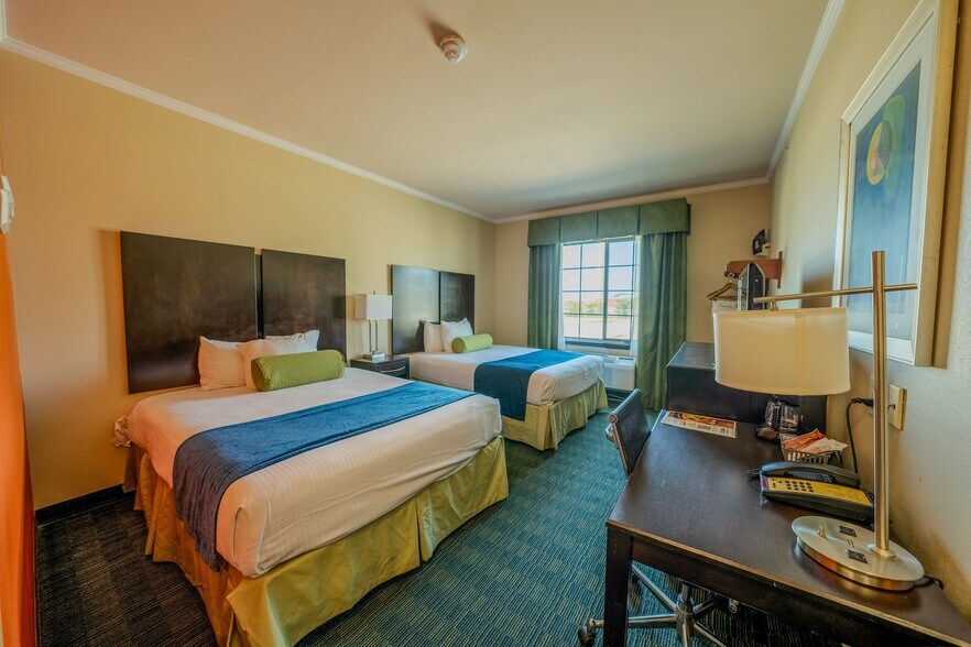 More Photos Of 1306 E Commerce St, San Antonio Hotel For Sale