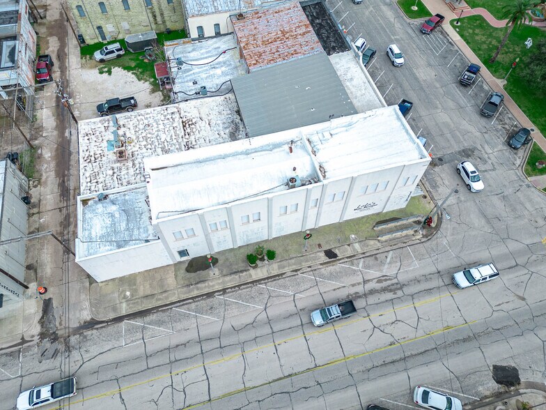 More Photos Of 101 E Monseratte St, El Campo Storefront For Sale