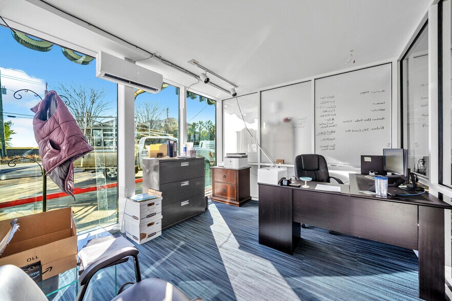 More Photos Of 639 Harbor Blvd, Destin Showroom For Lease