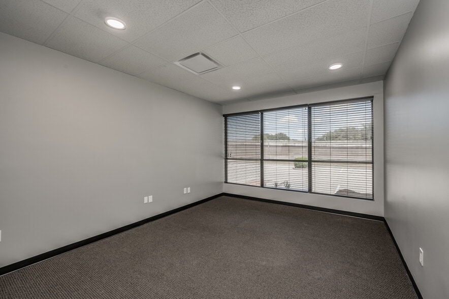 More Photos Of 21755 N I-45 Fwy, Spring Flex For Sale