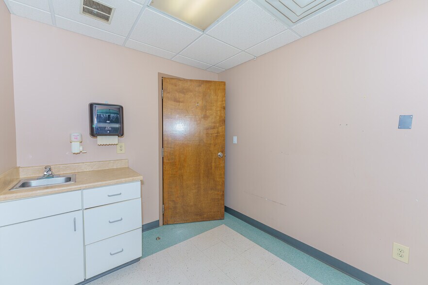 More Photos Of 961-963 State Route 146, Clifton Park Medical For Lease