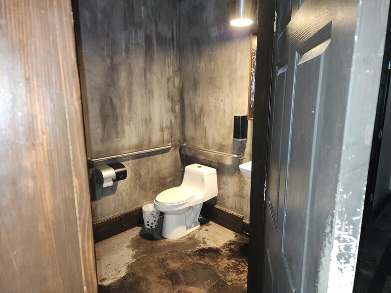 More Photos Of 911 Central Ave, Saint Petersburg Restaurant For Lease