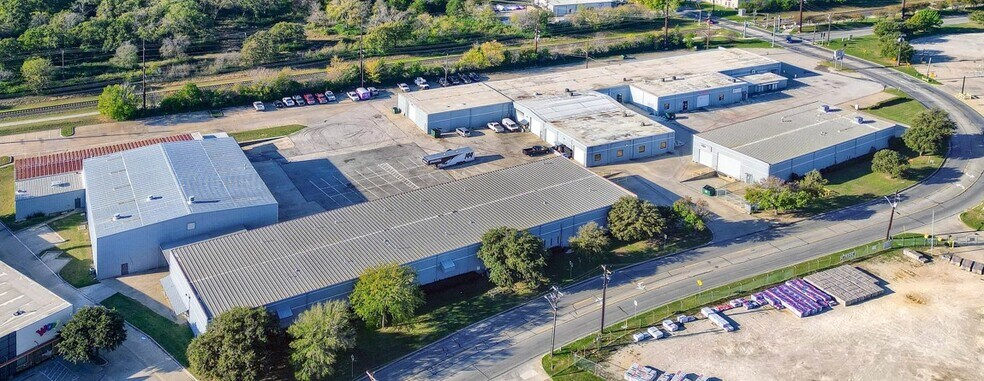 More Photos Of 1700-1716 Shady Oaks Dr, Denton Warehouse For Lease