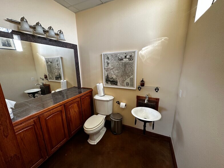 More Photos Of 1936 Lone Star Rd, Mansfield Warehouse For Lease