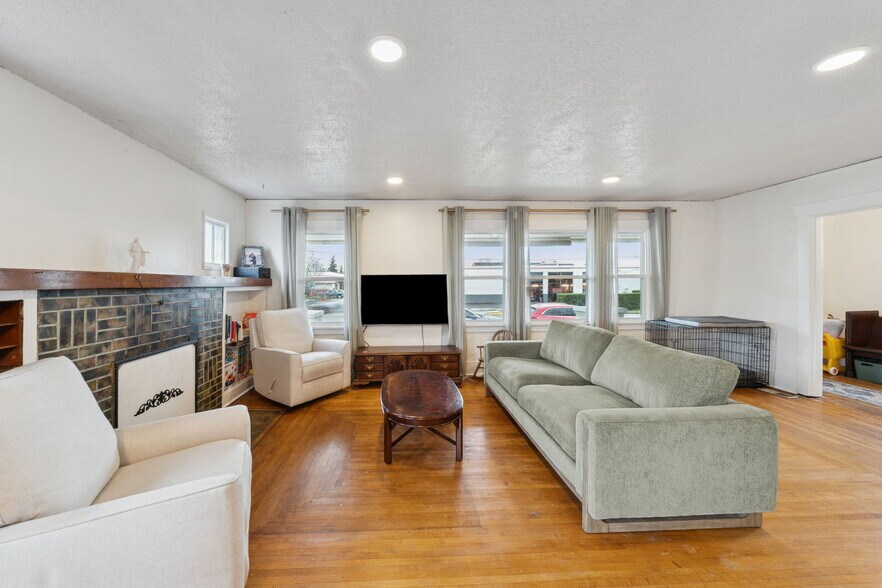 More Photos Of 413 2nd St NE, Puyallup Office For Sale