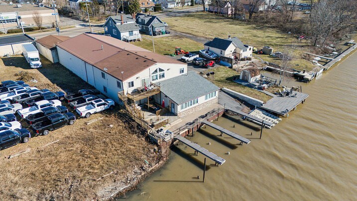 More Photos Of 7813 Buffalo Ave, Niagara Falls Showroom For Sale