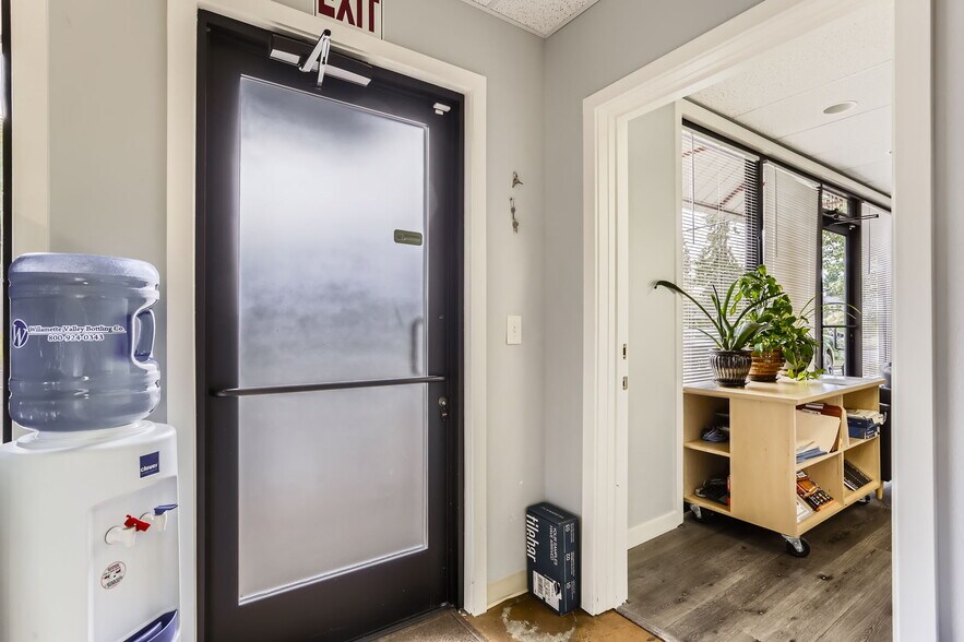 More Photos Of 5215 SE Flavel Dr, Portland Freestanding For Lease