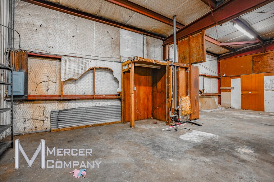 More Photos Of 3103 W Pioneer Pky, Pantego Warehouse For Lease