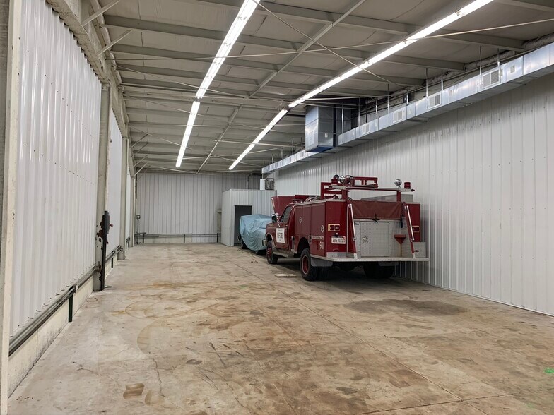 More Photos Of 106 Beaver St, Yorkville Warehouse For Lease