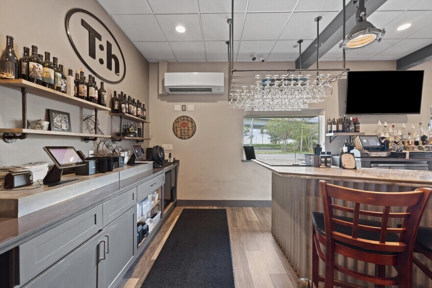 More Photos Of 514 NW Dixie Hwy, Stuart General Retail For Sale