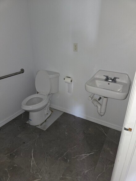 More Photos Of 413 NE Van Loon Ln, Cape Coral Light Distribution For Lease