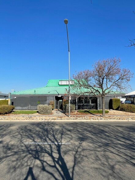 More Photos Of 125 Shaw Ave, Clovis Freestanding For Sale