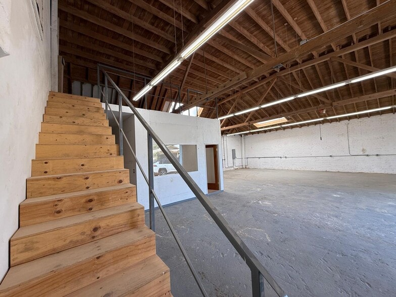 More Photos Of 1602 W 39th Pl, Los Angeles Warehouse For Lease