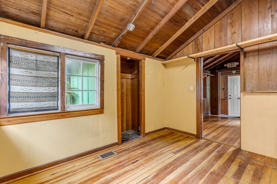 More Photos Of 304 Flagler Ave, New Smyrna Beach Storefront For Sale