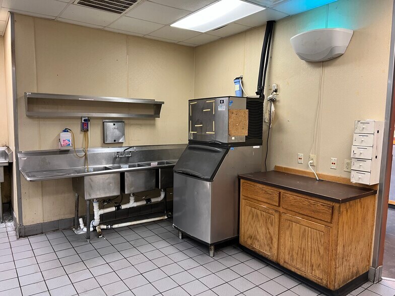 More Photos Of 798 W Us Highway 60, Monett Storefront For Sale