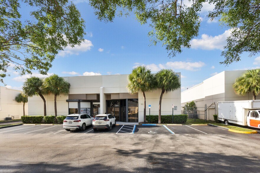 More Photos Of 3371-3373 NW 168th St, Miami Gardens Warehouse For Lease