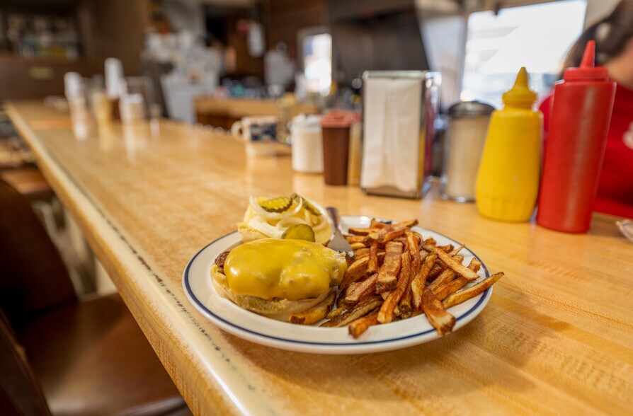 More Photos Of 10586 State Road 800, Uhrichsville Restaurant For Sale