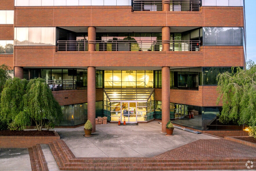 More Photos Of 4944 Parkway Plaza Blvd, Charlotte Office For Lease