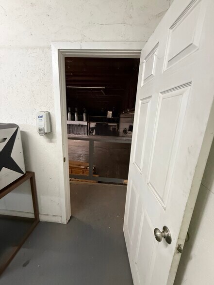 More Photos Of 230 Bridge St, Mooresville Warehouse For Lease