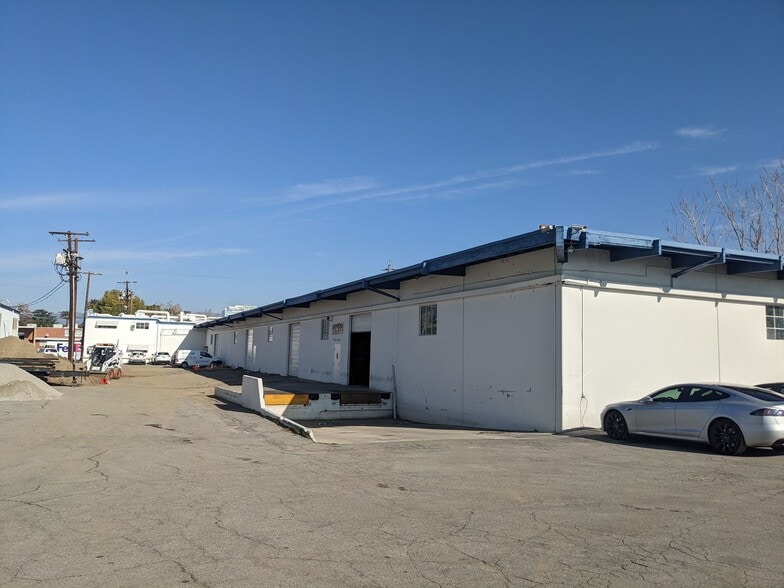More Photos Of 14600 Arminta St, Panorama City Warehouse For Lease