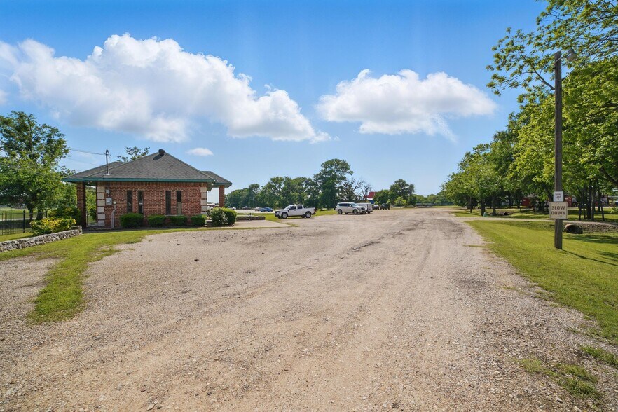 More Photos Of 610 W Simonds Rd, Seagoville Flex For Sale