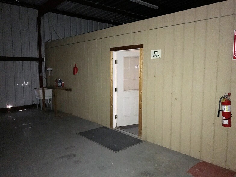 More Photos Of 211 Fm 1581, Pearsall Warehouse For Lease