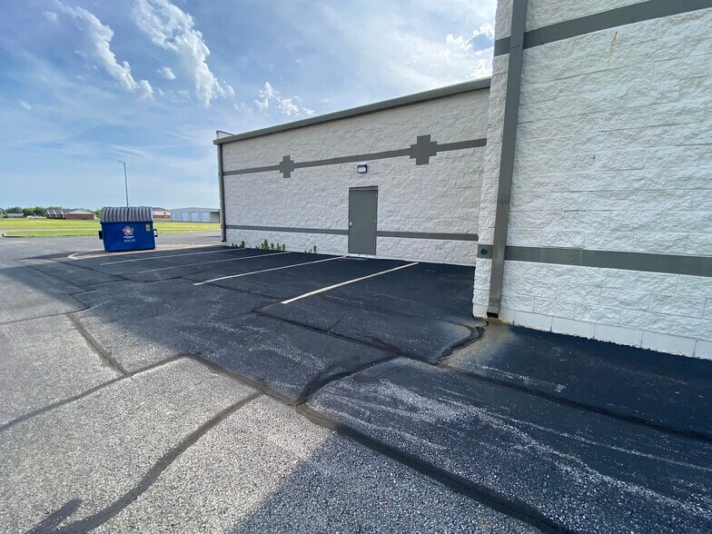 More Photos Of 122 W George E Phelps Blvd, Carthage General Retail For Lease