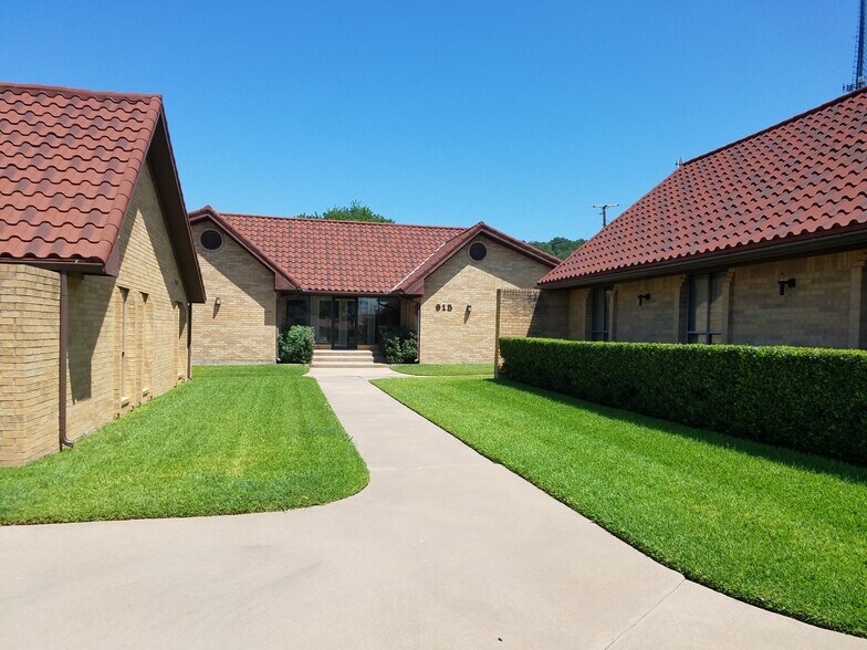 More Photos Of 915 E Hubbard St, Mineral Wells Office For Sale