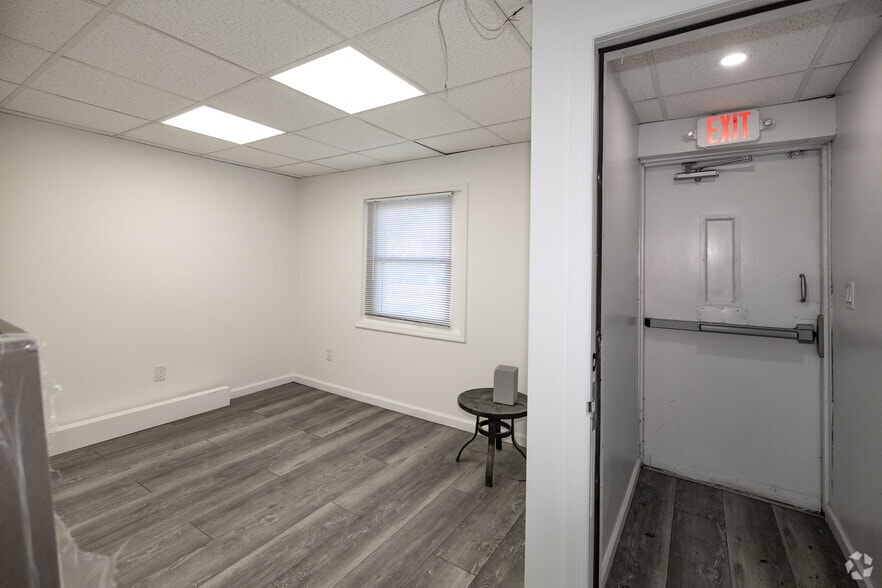 More Photos Of 700 Summa Ave, Westbury Distribution For Lease