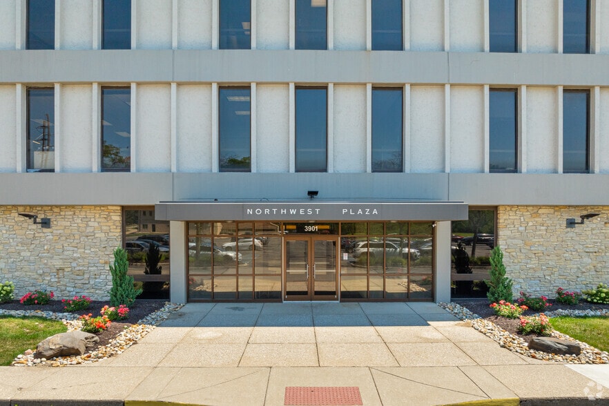 More Photos Of 3901 W 86th St, Indianapolis Office For Lease