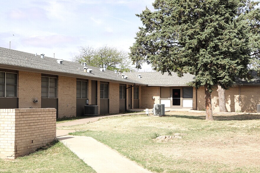 More Photos Of 202 W 3rd St, Hale Center Skilled Nursing Facility For Sale