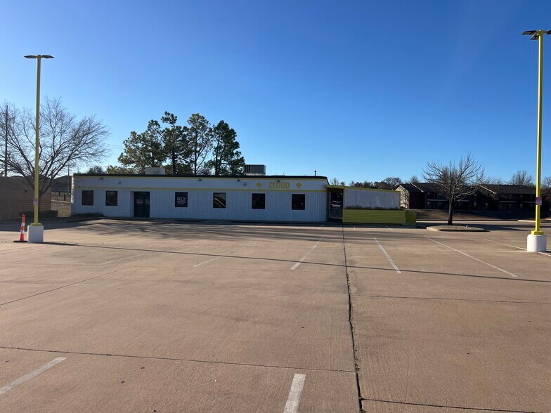 More Photos Of 2100 E 2nd St, Edmond Freestanding For Lease