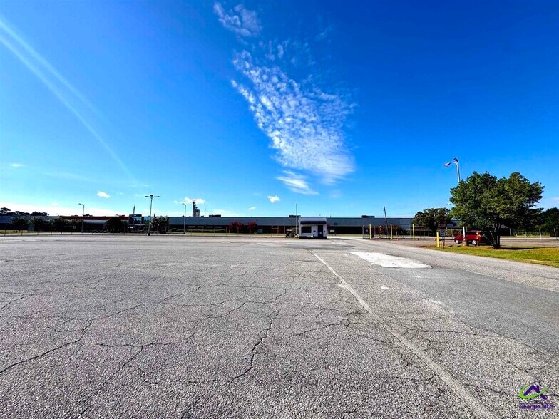 More Photos Of 801 Valley Dr, Perry Distribution For Lease