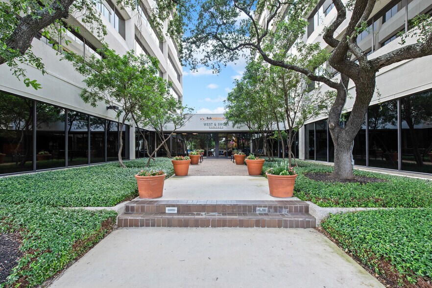 More Photos Of 8620 N New Braunfels Ave, San Antonio Unknown For Lease