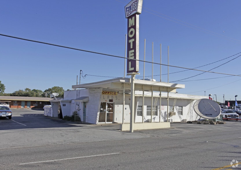 Primary Photo Of 511 E Division St, Arlington Hotel For Sale