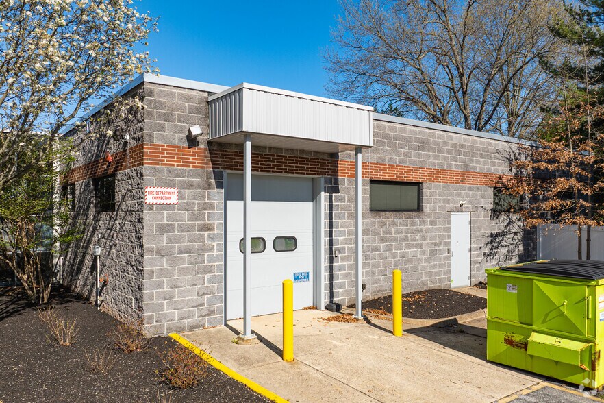 More Photos Of 800 Barksdale Rd, Newark Office For Sale