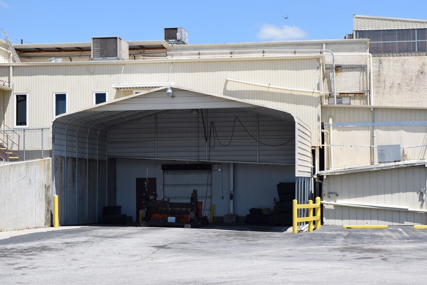 More Photos Of 635 Kingsbridge Rd, Carrollton Distribution For Lease