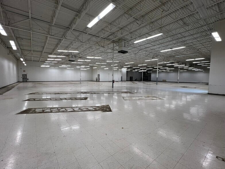 More Photos Of 3632 S Scatterfield Rd, Anderson Freestanding For Lease