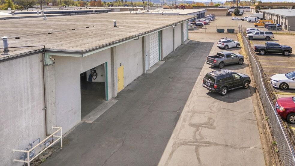 More Photos Of 940 Wilson St, Eugene Showroom For Sale