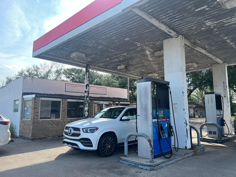 More Photos Of 15518 Highway 36, Needville Service Station For Lease