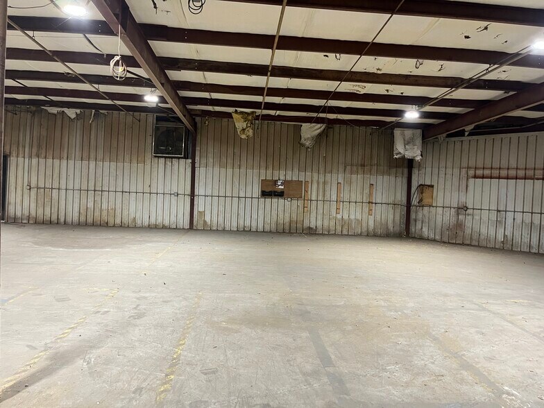 More Photos Of 9479 S Main St, Jonesboro Manufacturing For Lease