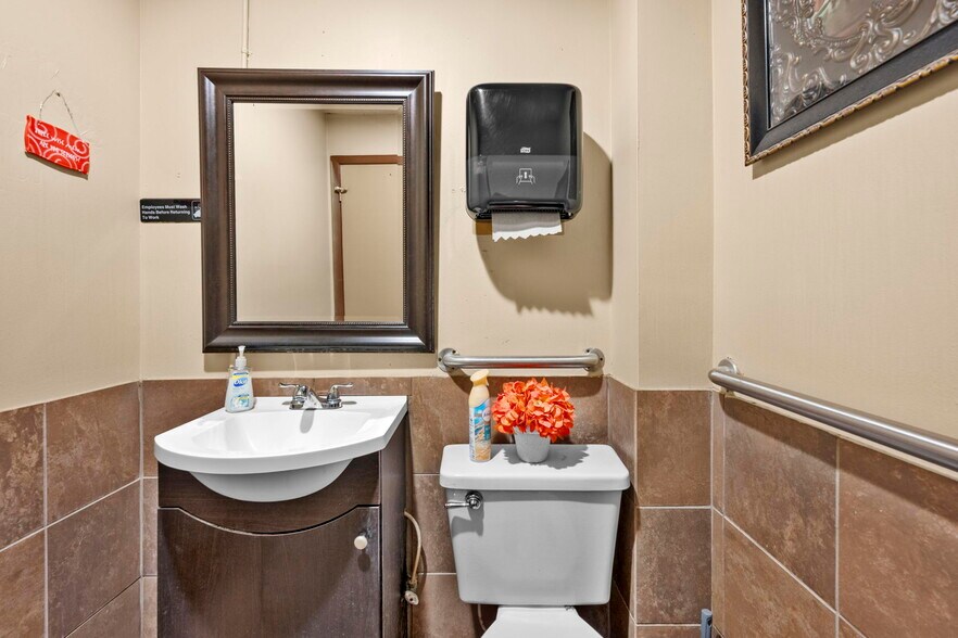 More Photos Of 7390 Shoal Line Blvd, Weeki Wachee Specialty For Sale