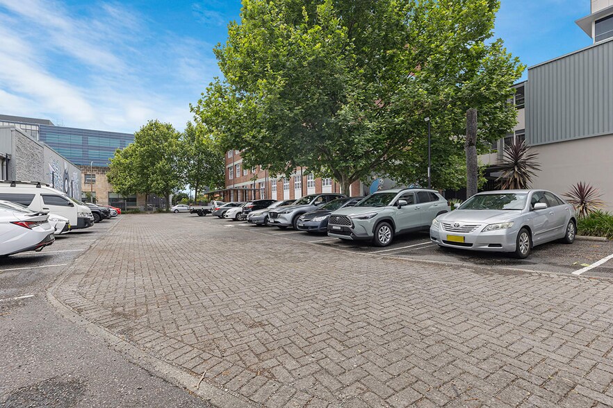 More Photos Of 426 King St, Newcastle West Office For Lease