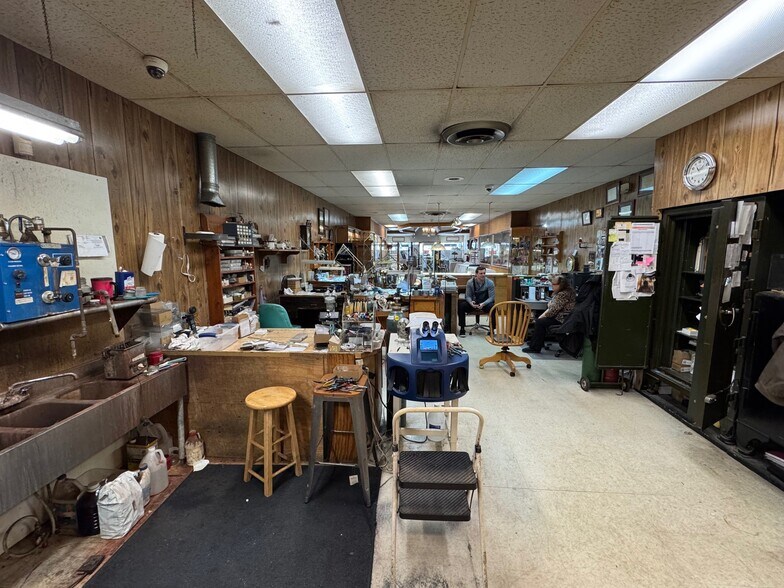 More Photos Of 623 S Kansas Ave, Topeka Storefront Retail Office For Sale