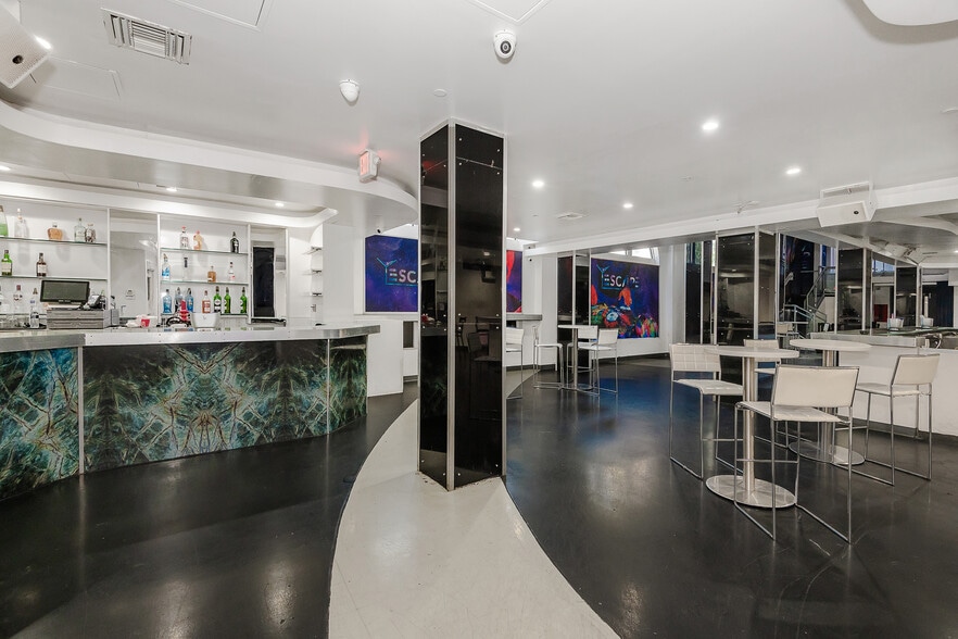 More Photos Of 145 SW 1st Ave, Fort Lauderdale Bar For Lease