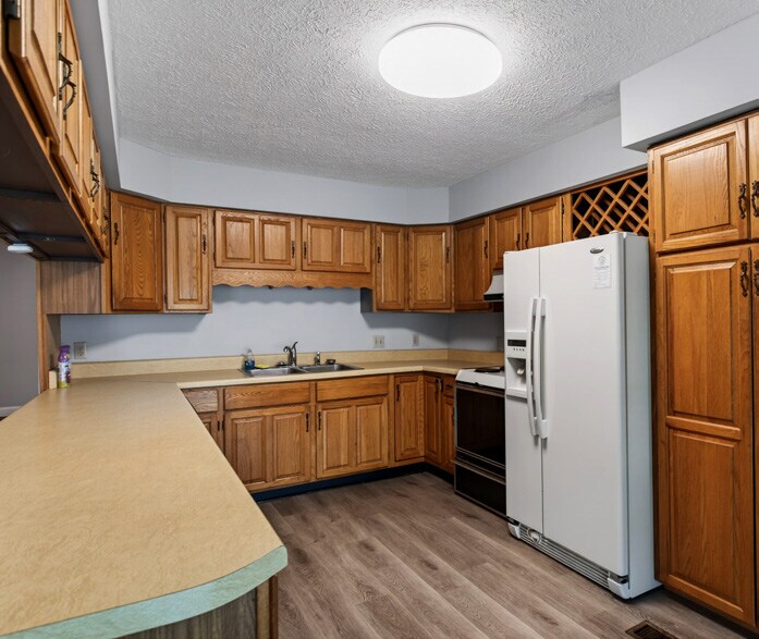 More Photos Of 420 E Iris Dr, Nashville Office For Sale