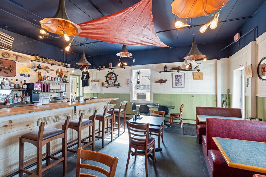 More Photos Of 85 Parking Lot Ln, Damariscotta Restaurant For Sale