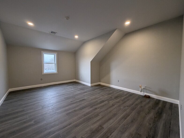 More Photos Of 2 Peter Rd, Bristol Land For Lease