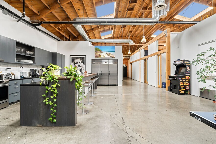 More Photos Of 2014-2058 Broadway, Santa Monica Loft Creative Space For Lease