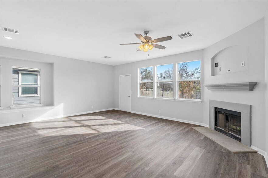 More Photos Of 113 Holmstrom St, Hutto Specialty For Sale